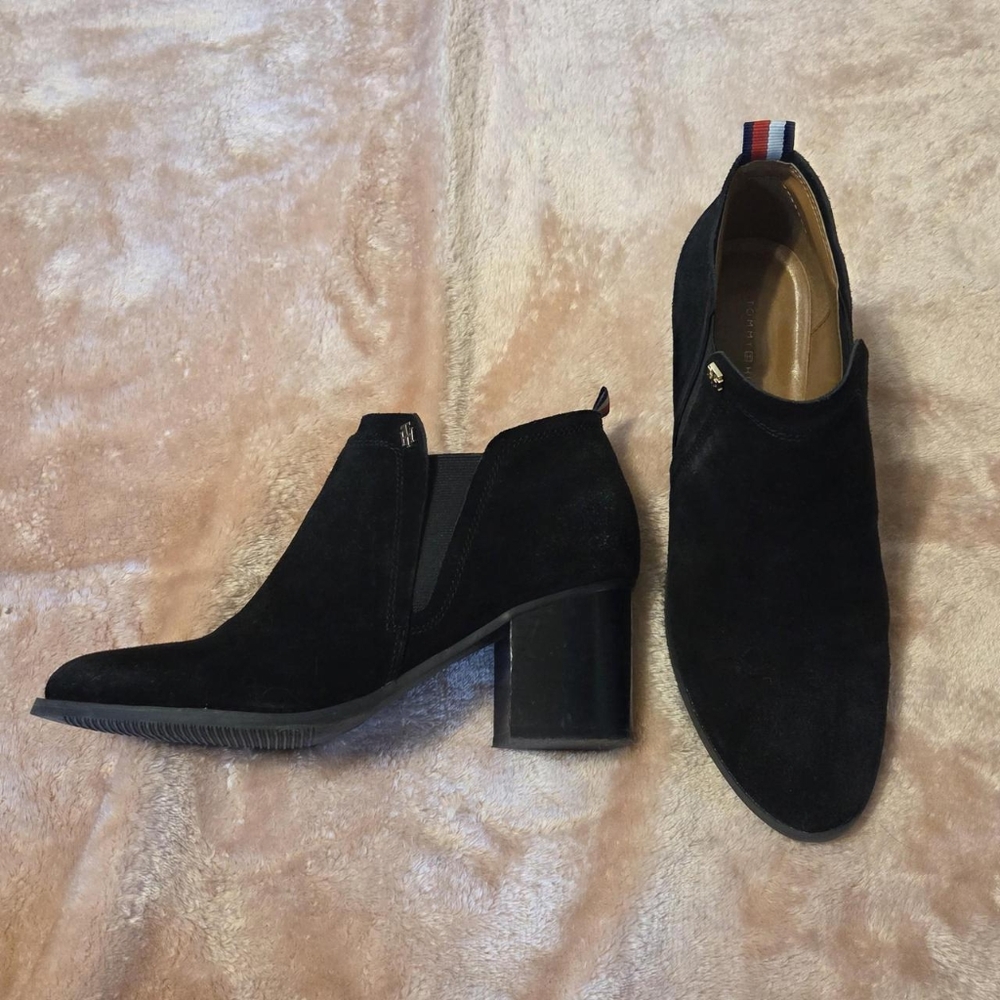 Size 8 women's Tommy Hilfiger black ankle boots with small heel